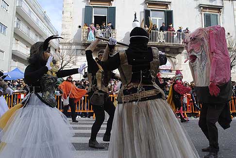 Carri allegorii e Maschere - Carnevale di Putignano - Gruppo mascherato Mostri e animali diversi dalla ragione al Carnevale di Putignano 2016