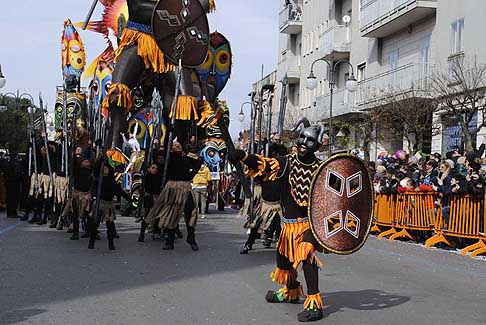 Carri allegorii e Maschere - Carnevale di Putignano - Guerriri africani al Carnevale di Putignano 2016