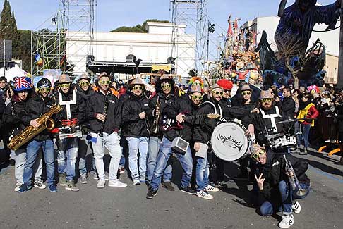 Carri allegorii e Maschere - Carnevale di Putignano - La banda Vagaband apre il Carnevale di Putignano 2016