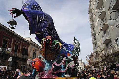 Carri allegorii e Maschere - Carnevale di Putignano - Lo Psicopompo al Carnevale di Putignano 2016