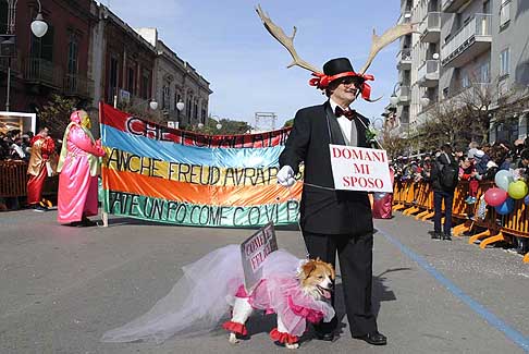 Carri allegorii e Maschere - Carnevale di Putignano - Lo sposo cornuto al Carnevale di Putignano 2016