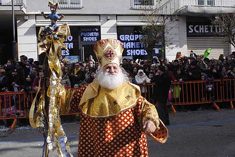 Carri allegorii e Maschere - Carnevale di Putignano - Maschera di Carnevale a Putignano 2016 con l´emblema di Farinella