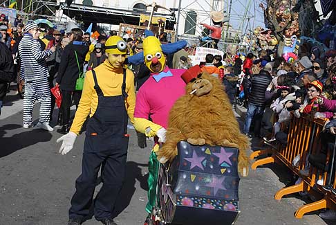 Carri allegorii e Maschere - Carnevale di Putignano - Maschere allegre al Carnevale di Putignano 2016