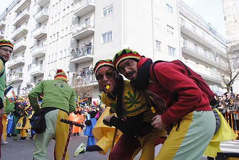 Carri allegorii e Maschere - Carnevale di Putignano - Monopattino Special e divertenti maschere al 622^ edizione del Carnevale di Putignano