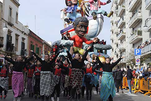 Carri allegorii e Maschere - Carnevale di Putignano - Musica e balli Nell´Emergenza non c´è differenza al Carnevale di Putignano 2016
