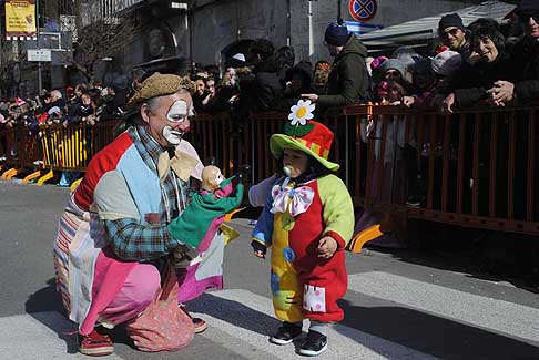 Carri allegorii e Maschere - Carnevale di Putignano - Pagliaccio con la marionetta al Carnevale di Putignano 2016