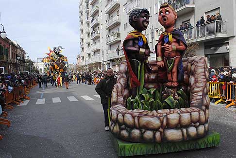 Carri allegorii e Maschere - Carnevale di Putignano - Sei diverso ma non migliore al 622^ edizione del Carnevale di Putignano 2016