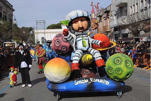 Carri allegorii e Maschere - Carnevale di Putignano - Spazio esaurito al Carnevale di Putignano 2016