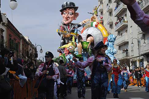 Carnevale di Putignano 2016 - Miseria e nobiltà (‘A Livella)