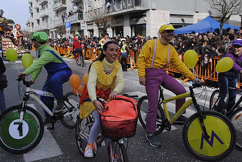 Carri allegorii e Maschere - Carnevale di Putignano - Tutti in bicicletta gruppo mascherato del Carnevale di Putignano 2016