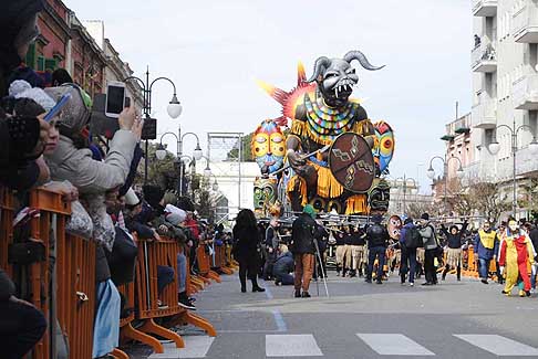 Carri allegorii e Maschere - Carnevale di Putignano - Carro allegorico 2016 Un solo Dio al 622^ edizione del Carnevale di Putignano