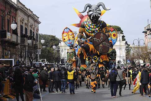 Carri allegorii e Maschere - Carnevale di Putignano - Un solo Dio rappresentato dal Guerriro Africano al Carnevale di Putignano 2016