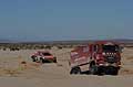 Dakar 2014 stage 5 atmosfere il Truck Man socorre auto in panne