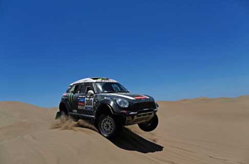 Dakar 2014 - Dakar 2014 stage 9: la Mini di Stephan Peterhansel sulle dune sabbiose. Vincitore di tappa nelle cars