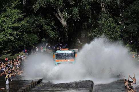 Dakar 2014 - Dakar 2014 Stage 1 il camion Iveco di Gerard De-Rooy che attaversa il fiume tra la folla