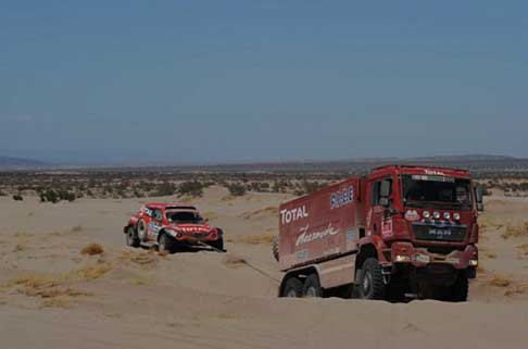 Dakar 2014 - Dakar 2014 stage 5 atmosfere il Truck Man socorre auto in panne