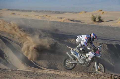 Dakar 2014 - Dakar 2014 stage 5 il biker Xavier De Soultrait che salta una duna