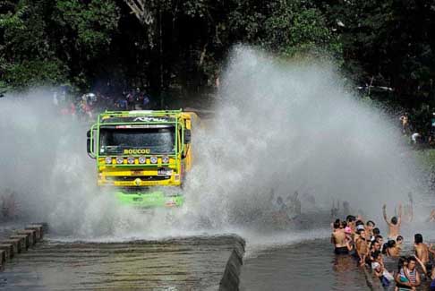 Rally Raid - Dakar 2014 1 stage Ranault track action con il trio Boucou, Martins, Bouey