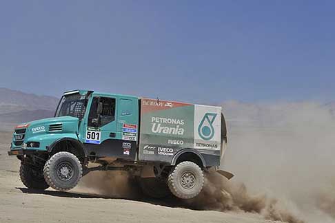 Copiapo - Antofagasta  - Dakar 2015: il camion Iveco di Gerard De Rooy protagonista lo scorso anno questanno sta correndo nellombra ed  solamente 28 nella classifica generale