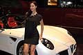 Alfa Romeo 8C Spider sexy modella bruna al Salone di Ginevra 2010