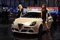Alfa Romeo Giulietta affiancata da affascinanti modella al Motor Show di Ginevra 2010