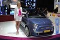 Fiat 500 e ragazza bionda in pantaloncini bianchi al Salone di Ginevra 2010
