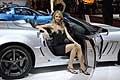 Supercar Corvette e bionda sexy girl seduta nellabitacolo al Ginevra Motor Show 2010