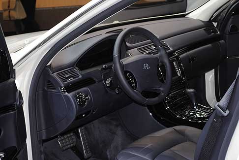 Maybech - Interni e volante dellauto di lusso Maybech Landaulet