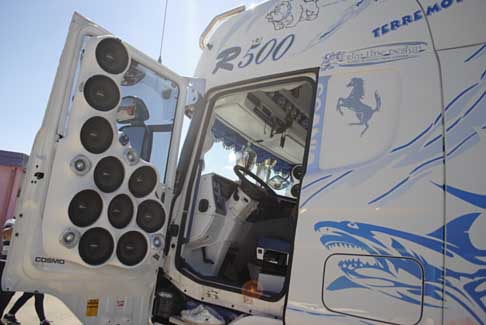 Levante Tuning Day - Trucks Scania la portiera ha installato uno spaventoso impianto Hi-Fi con ben dieci woofer e quattro tweeter allAutodromo del Levante
