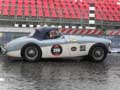 Auto storica AUSTIN HEALEY 100 BN2 (1955) con il duo italiano pilota Fioroni e navigatore Tinozzi in gara alle Mille Miglia 2010 con il numero di gara 256, pronti per la ripartenza da Roma sotto la pioggia - Vintage Car che ha gareggiato alla Prima 1000 M