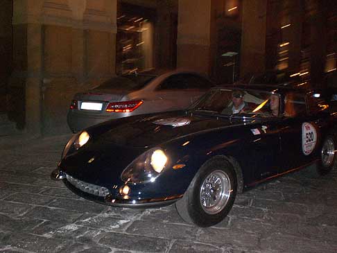 Supercar Ferrari blu con il n.520 in paserella a Bologna in serata alle Mille Miglia 2010