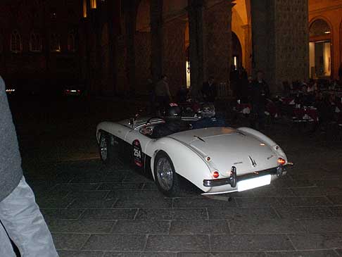 ASTON MARTIN DB2 Vantage (1953) con numero di gara 254 alle Mille Miglia 2010 a Bologna in serata