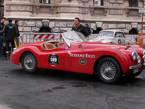 JAGUAR XK 120 OTS (1952) vettura con il numero 169, in sosta a Roma - Vintage cars che ha corsa la Prima 1000 Miglia nel 1955