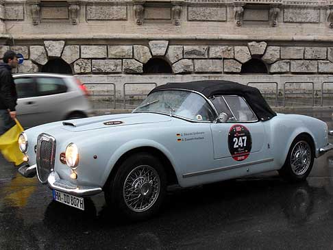 LANCIA Aurelia B24 (1955) Spider duo Sikorski-Gromann (DE) - Esswein-Hardieck (DE) con il numero di gara 247 alle Mille Miglia 2010 ripartenza da Roma in esclusiva su Automania