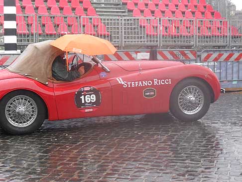 JAGUAR XK 120 OTS (1952) pronti per la ripartenza da Roma sotto la pioggia per le Mille Miglia 2010