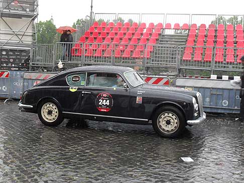 LANCIA Aurelia B20 IV serie del 1954 in gara alla mille Miglia 2010 con il numero 244 guidato dal duo italinao pilota Ticchioni e navigatore Rosi - Prima Mille Miglia svolta nel 1953