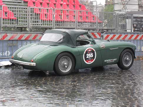 AUSTIN HEALEY 100 BN2 (1955) verde con cambio a 4 marce con piloti danesi pilota Thomsen (DK) e navivatore Elgaard (DK) alle Mille Miglia 2010 in gara con il numero 255. In attesa della ripartenza della Freccia Rossa da Roma sotto la pioggia