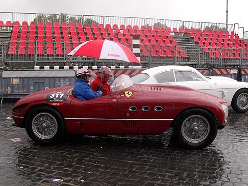 FERRARI 250MM (1953) Driver Guasti Federico e CoDriver Barbiano Di Belgiojoso Alessandro vintage car con un motore di cilindrata 2953 cc alle Mille Miglia 2010, per la ripartenza da Roma sotto lacqua