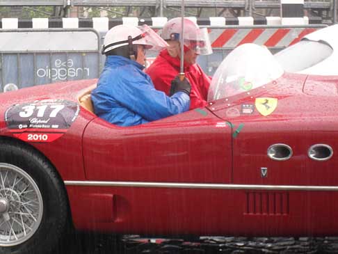 FERRARI 250MM (1953) piloti Guasti Federico e navigatore Barbiano Di Belgiojoso Alessandro alle Mille Miglia 2010 nella sosta di Roma. Pronti per la ripartenza della Freccia Rossa sotto la pioggia