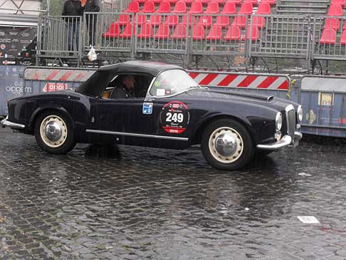 LANCIA Aurelia B24 (1955) equipaggio Dora (IT) - Vaccari (IT) alle Mille Miglia 2010, pronti per la ripartenza da Roma sotto la pioggia