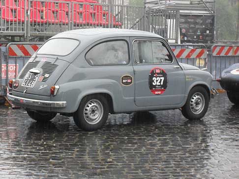 FIAT 600 (1956) Turismo con equipaggio italinao pilota Zioni e nagigatore Baccolo alle Mille Miglia 2010, per la ripartenza da Roma