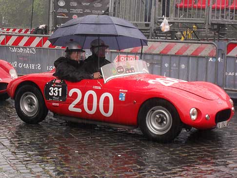 STANGA 750 Sport (1956) - F.lli Aime alle Mille Miglia 2010 preparativi per la partenza da Roma sotto la pioggia, equipaggio attrezzato con un mega ombrello