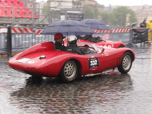 OSCA 750 S (1957) con equipaggio italiano pilota Cavagna e navigatore Seneci (IT) alle Mille Miglia 2010