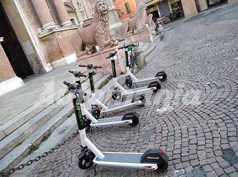Monopattini Reggio Emilia - Mobilita sostenibile Tuo Mobility in Piazza San Prospero a Reggio Emilia