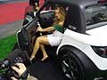Tazzari Zero Zero e sexy modella seduta nell'abittacolo al Bologna Motor Show 2009