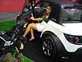 Tazzari Zero auto utilitaria elettrica e hostess al Motor Show 2009 di Bologna
