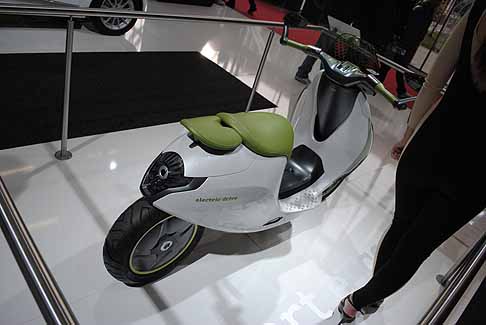 Smart - Lo scooter elettrico Smart dovrebbe essere dotato di un motore elettrico da 5,4 CV e sarebbe in grado di raggiungere i 45 km/h con un'autonomia media di 100 km