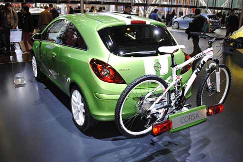 Opel - Opel Corsa con carrello porta bici