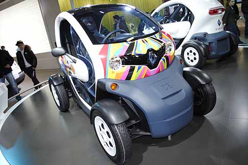 Renault - Veicolo Renualt Twizy tra auto e scooter
