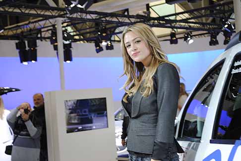 Dacia - La madrina del motor show 2010 Martina Stella foto by Automania vicino la Dacia Daster